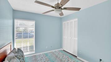 3 quartos, acesso à internet, roupa de cama