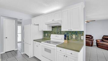 Micro-ondas, fogão, lava-louças