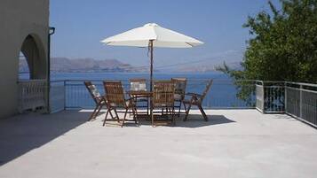 تناول الطعام بالخارج