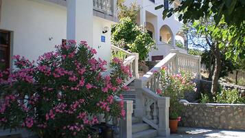 المنطقة المحيطة بالمنشأة