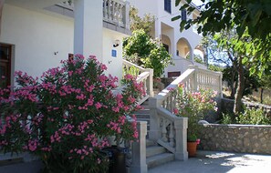 المنطقة المحيطة بالمنشأة