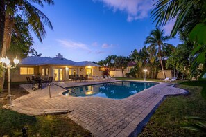 Outdoor pool - PRIME LOCATION — Walk to BEACH, Restaurants, Nightlife, Las Olas — Private Pool (Fort Lauderdale)