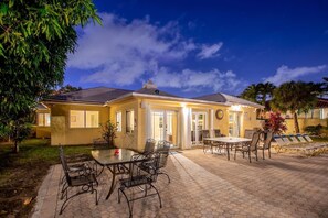 Outdoor dining - PRIME LOCATION — Walk 2 Beach, Restaurants, Nightlife, Las Olas — Private Pool (Fort Lauderdale)