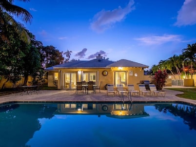 PRIME LOCATION — Walk 2 Beach, Restaurants, Nightlife, Las Olas — Private Pool