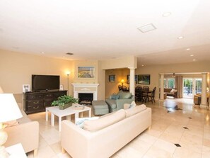 Smart TV - PRIME LOCATION — Walk to BEACH, Restaurants, Nightlife, Las Olas — Private Pool (Fort Lauderdale)