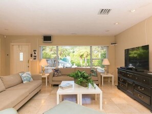 Smart TV - PRIME LOCATION — Walk 2 Beach, Restaurants, Nightlife, Las Olas — Private Pool (Fort Lauderdale)