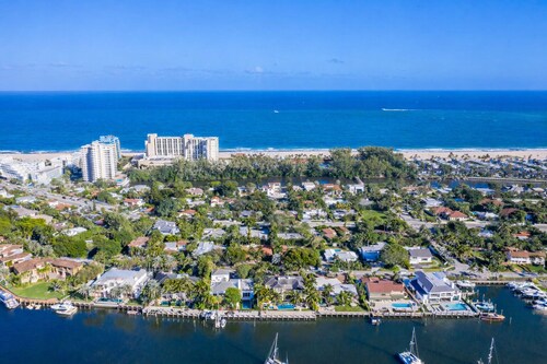 PRIME LOCATION — Walk to BEACH, Restaurants, Nightlife, Las Olas — Private Pool