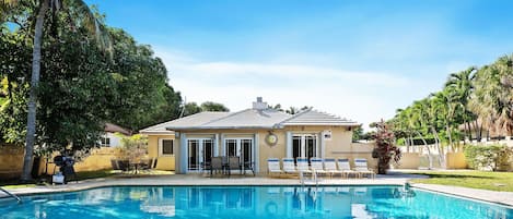Una piscina al aire libre