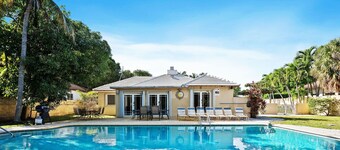 PRIME LOCATION — Walk to BEACH, Restaurants, Nightlife, Las Olas — Private Pool