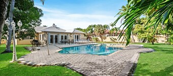 PRIME LOCATION — Walk to BEACH, Restaurants, Nightlife, Las Olas — Private Pool