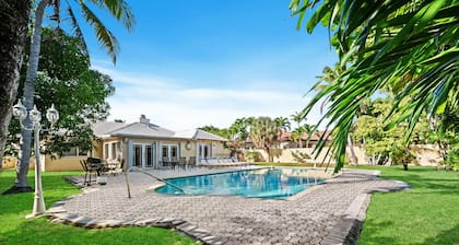 PRIME LOCATION — Walk to BEACH, Restaurants, Nightlife, Las Olas — Private Pool
