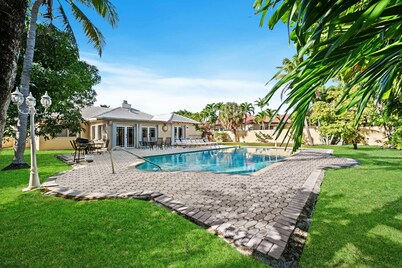 PRIME LOCATION — Walk to BEACH, Restaurants, Nightlife, Las Olas — Private Pool