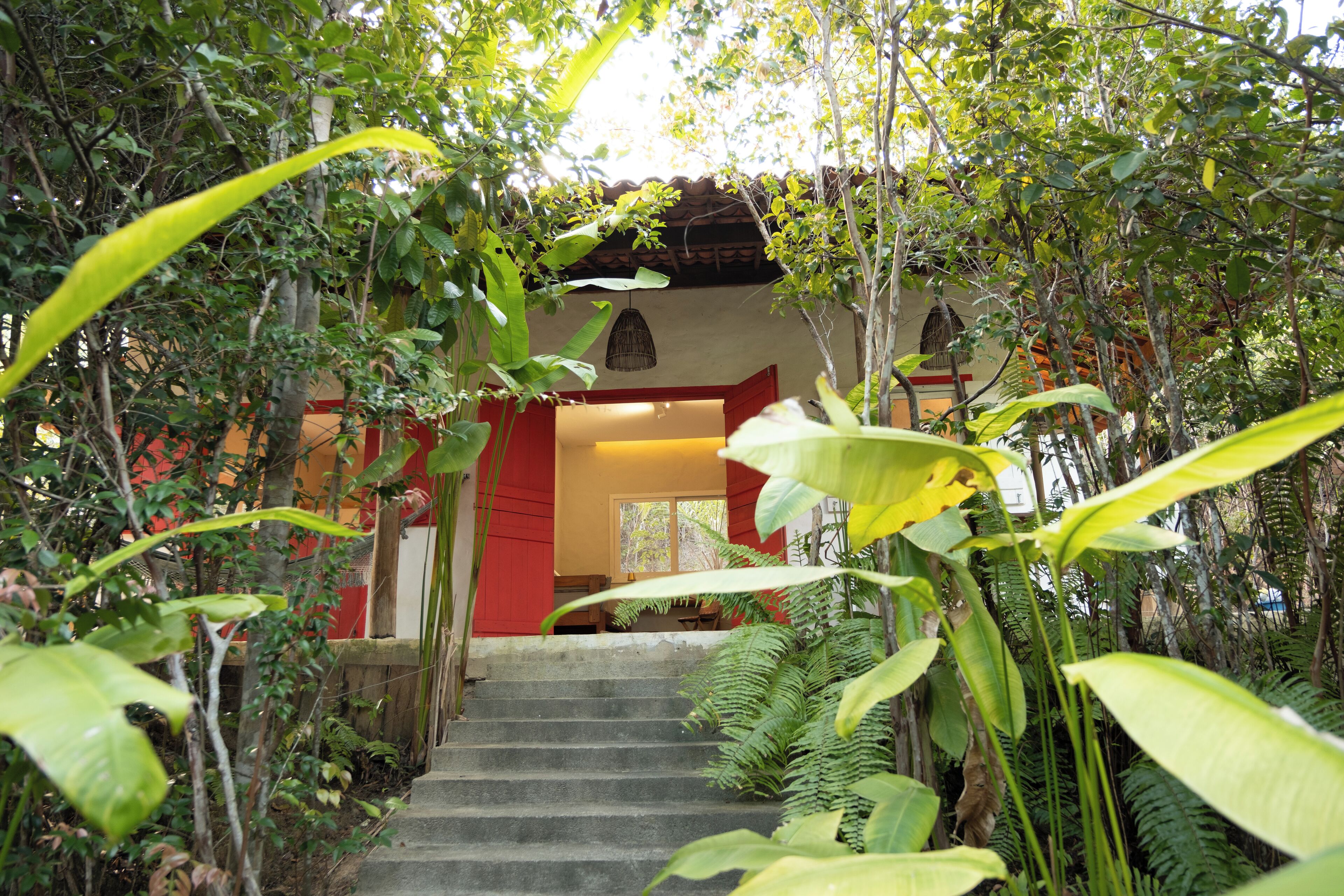 Familjebungalow - kök - utsikt mot trädgården | Terrass/Patio