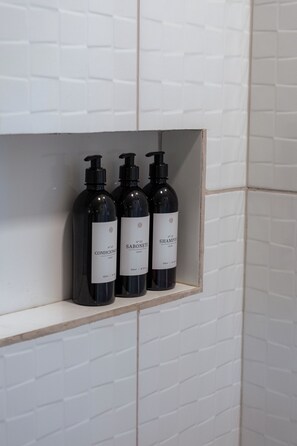 Family Bungalow, Kitchen, Garden View | Bathroom | Combined shower/tub, towels, soap, shampoo - Na Floresta Glamping (Porto de Pedras)