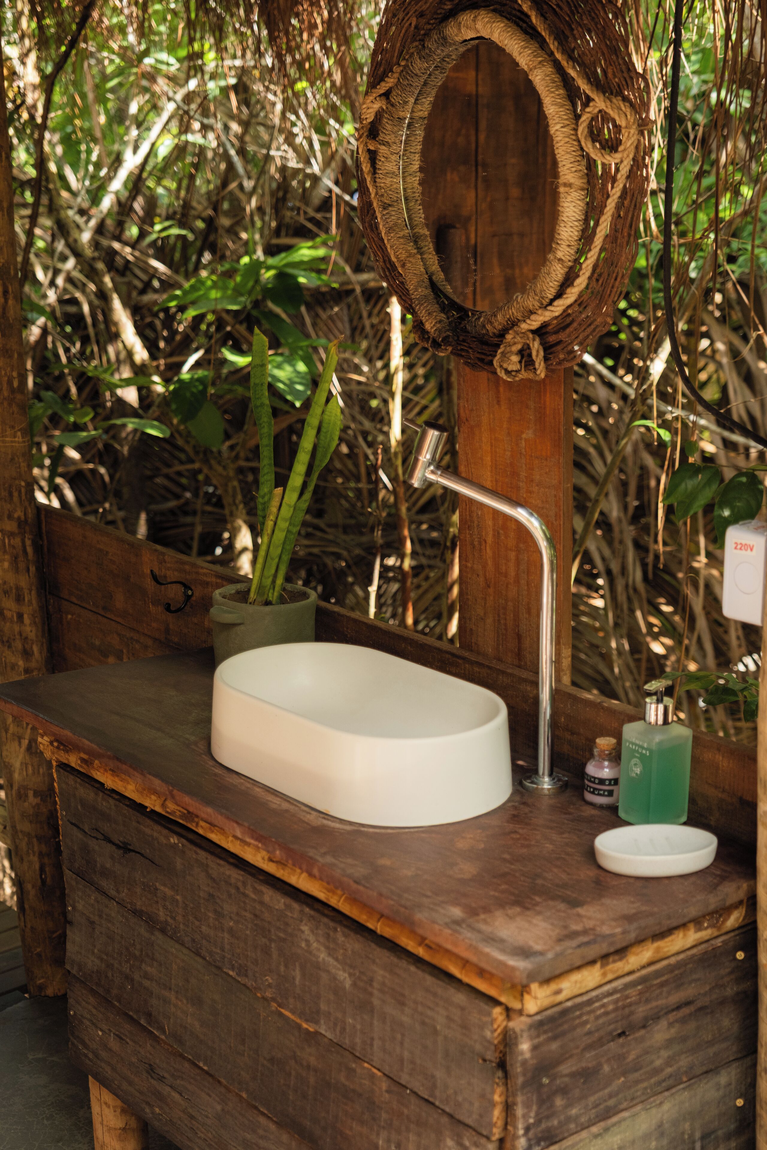 Stuga Superior - privat badrum - utsikt mot trädgården | Badrum | Badkar/dusch, handdukar, tvål och schampo