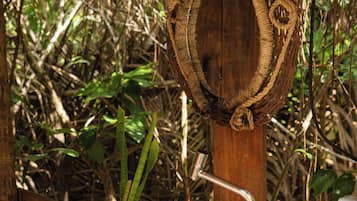 高级小屋, 私人浴室, 花园景观 | 浴室 | 淋浴/盆浴组合、毛巾、肥皂、洗发水