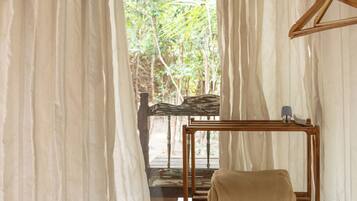 Comfort-Ferienhütte, eigenes Bad, Gartenblick | Schreibtisch, laptopgeeigneter Arbeitsplatz