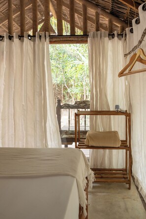 Cabana conforto, banheiro privativo, vista para o jardim | Escrivaninha, espaço de trabalho para notebook