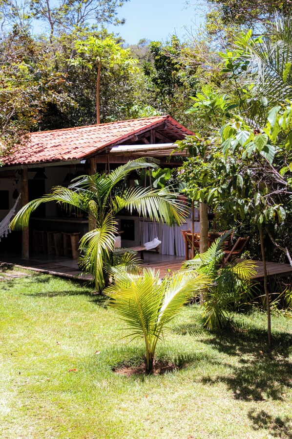 Frigobar, cooktop, talheres/pratos/utensílios de cozinha