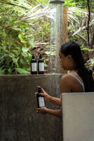 Cabana conforto, banheiro privativo, vista para o jardim | Banheiro | Chuveiro/banheira combinados, toalhas de banho, sabonete, shampoo