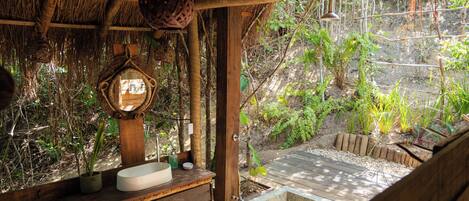 Chalet rustique Supérieur, salle de bain privée, vue sur le jardin | Salle de bain | Ensemble baignoire-douche, serviettes fournies, savon, shampooing