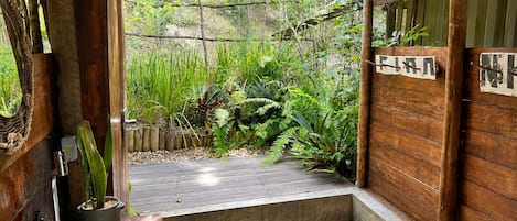 Superior Cabin, Private Bathroom, Garden View | Bilik Mandi | Gabungan pancuran/tab mandi, tuala disediakan, sabun, syampu
