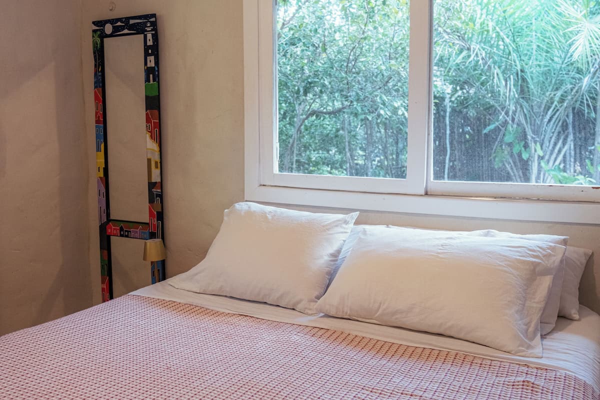 Bangalô família, cozinha, vista para o jardim | Espaço de trabalho para notebook