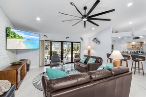 TV - Lakefront Paradise – Heated Pool & Near Beaches (Fort Myers)