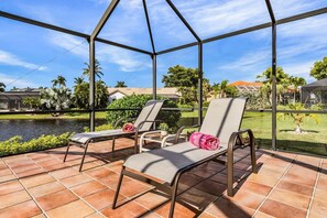 Terrace/patio - Lakefront Paradise – Heated Pool & Near Beaches (Fort Myers)