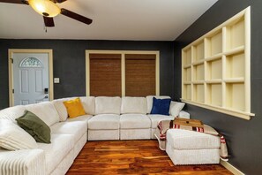 Smart TV - Fenced Yard, Parking + Workspace - Downtown Dallas (Dallas)