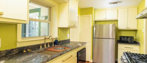 ثلاجة، ميكروويف، فرن، موقد طهي مسطح