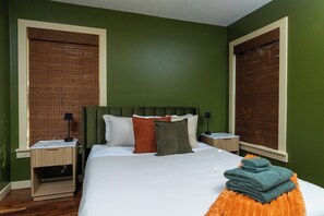 Desk, iron/ironing board, travel cot, free WiFi - Fenced Yard, Parking + Workspace - Downtown Dallas (Dallas)
