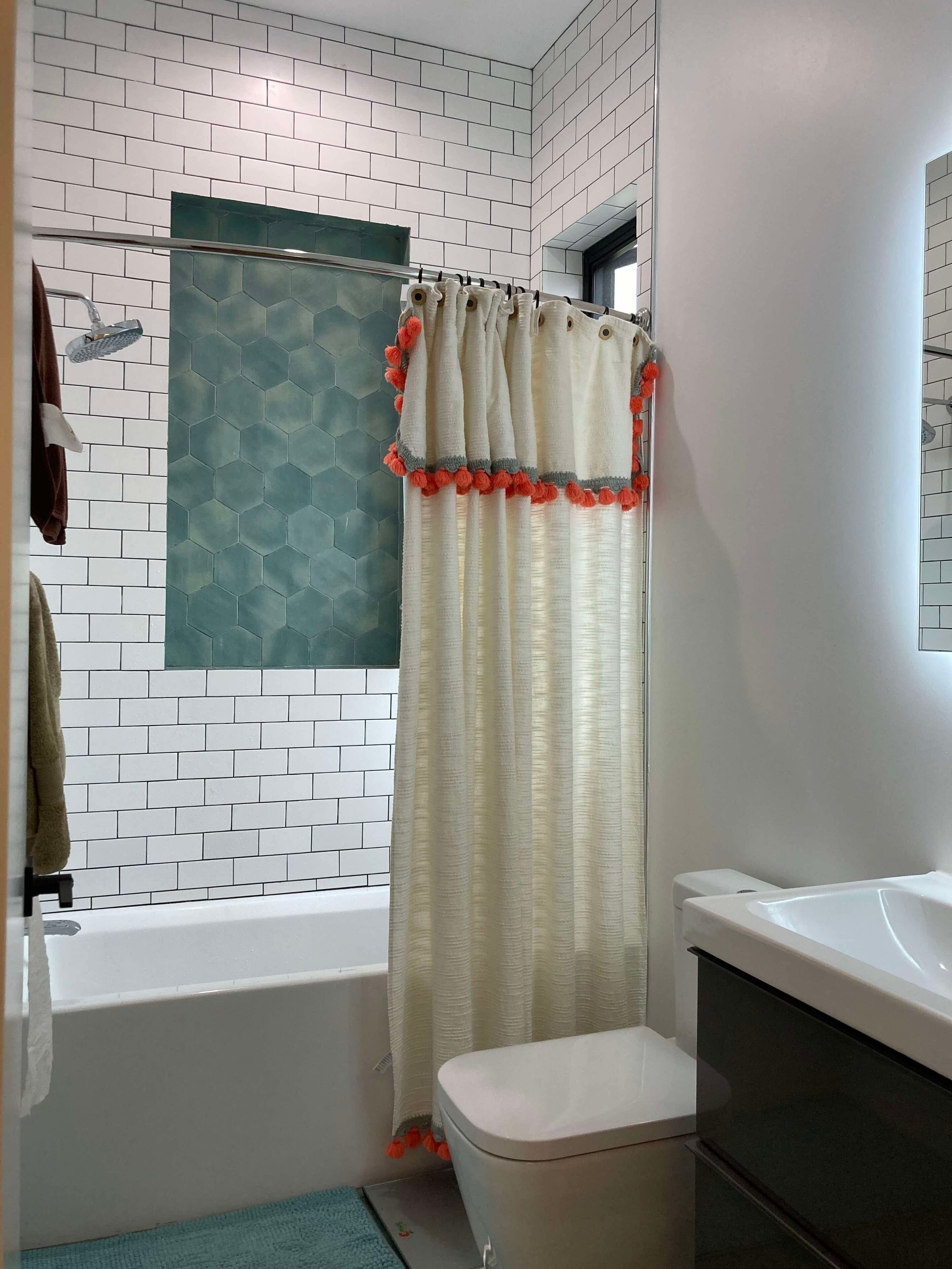 Douche, sèche-cheveux, serviettes fournies, savon