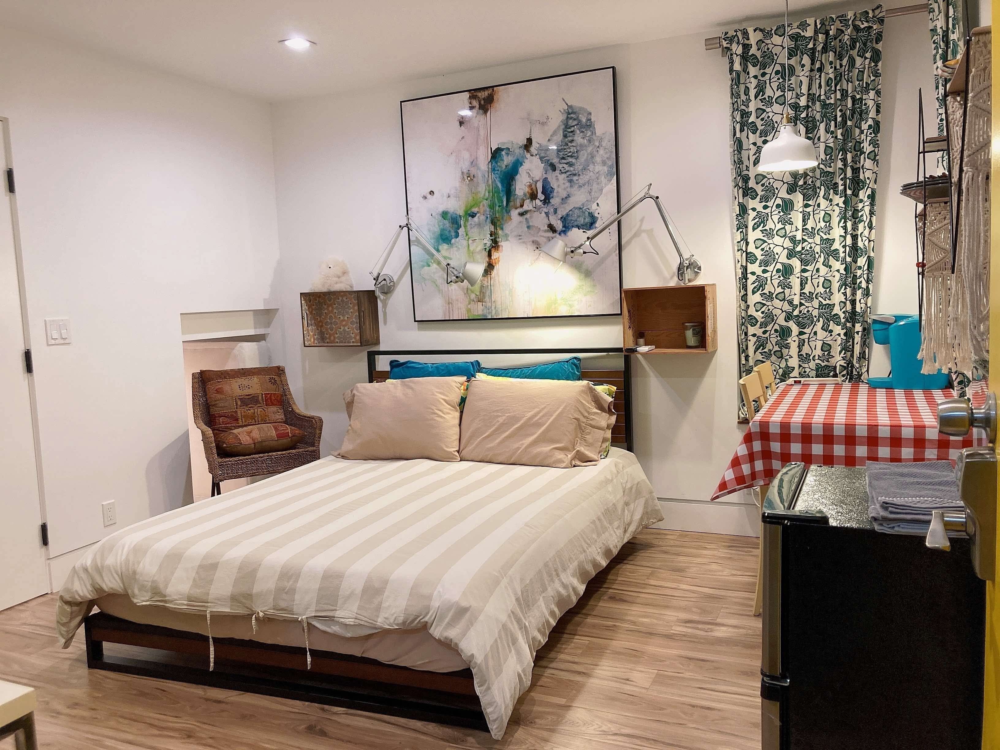 4 chambres, bureau, fer et planche à repasser, lit parapluie