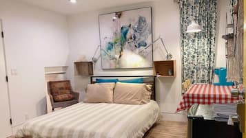 4 chambres, bureau, fer et planche Ă repasser, lit parapluie