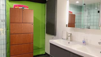 Douche, sĂšche-cheveux, serviettes fournies, savon