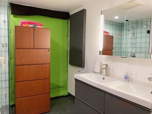 Douche, sèche-cheveux, serviettes fournies, savon