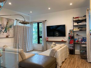 Smart TV, books - 4-bedroom house Rancho Park West Los Angeles with Parking (Los Angeles)