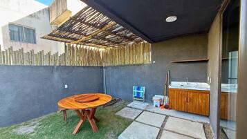 Studio | Tempat makan luar