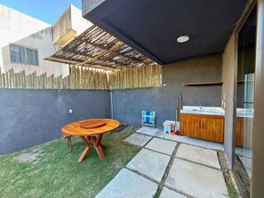 Studio | Tempat makan luar