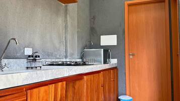 Studio | Private kitchen | Fridge, stovetop, cookware/dishes/utensils
