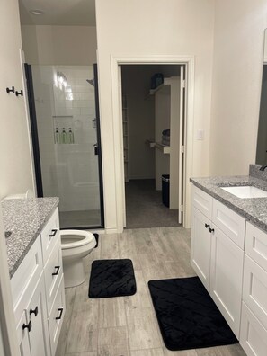 Secadora de cabello, toallas, jabón, papel de baño