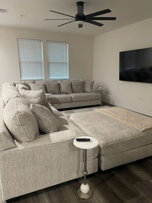 Smart TV - Charming 3-bedroom house Gated community Steps from the Lake (Granbury)