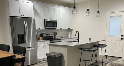Charming 3-bedroom house Gated community Steps from the Lake
