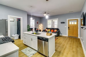 Interior - 2 Mi to Mercedes-Benz Stadium: Westside Townhome (Atlanta)
