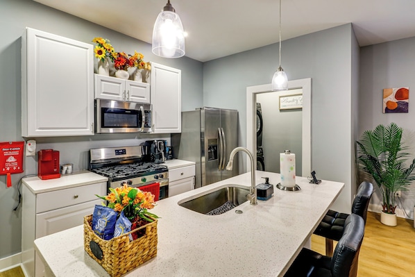 Fridge, microwave, stovetop, dishwasher - 2 Mi to Mercedes-Benz Stadium: Westside Townhome (Atlanta)
