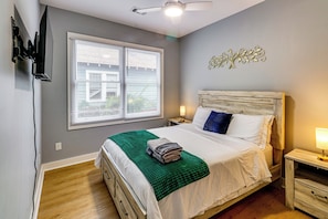 2 bedrooms, iron/ironing board, Internet, bed sheets - 2 Mi to Mercedes-Benz Stadium: Westside Townhome (Atlanta)