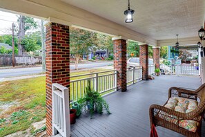 Terrace/patio - 2 Mi to Mercedes-Benz Stadium: Westside Townhome (Atlanta)