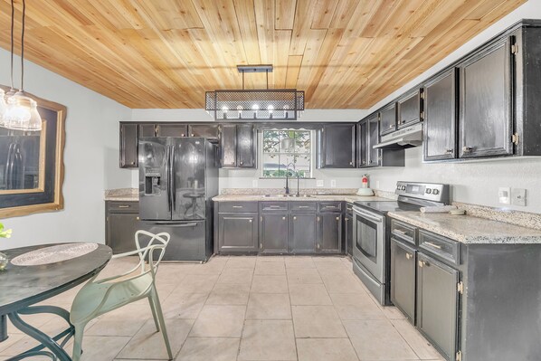 Microondas, horno, parrilla de estufa y lavavajillas