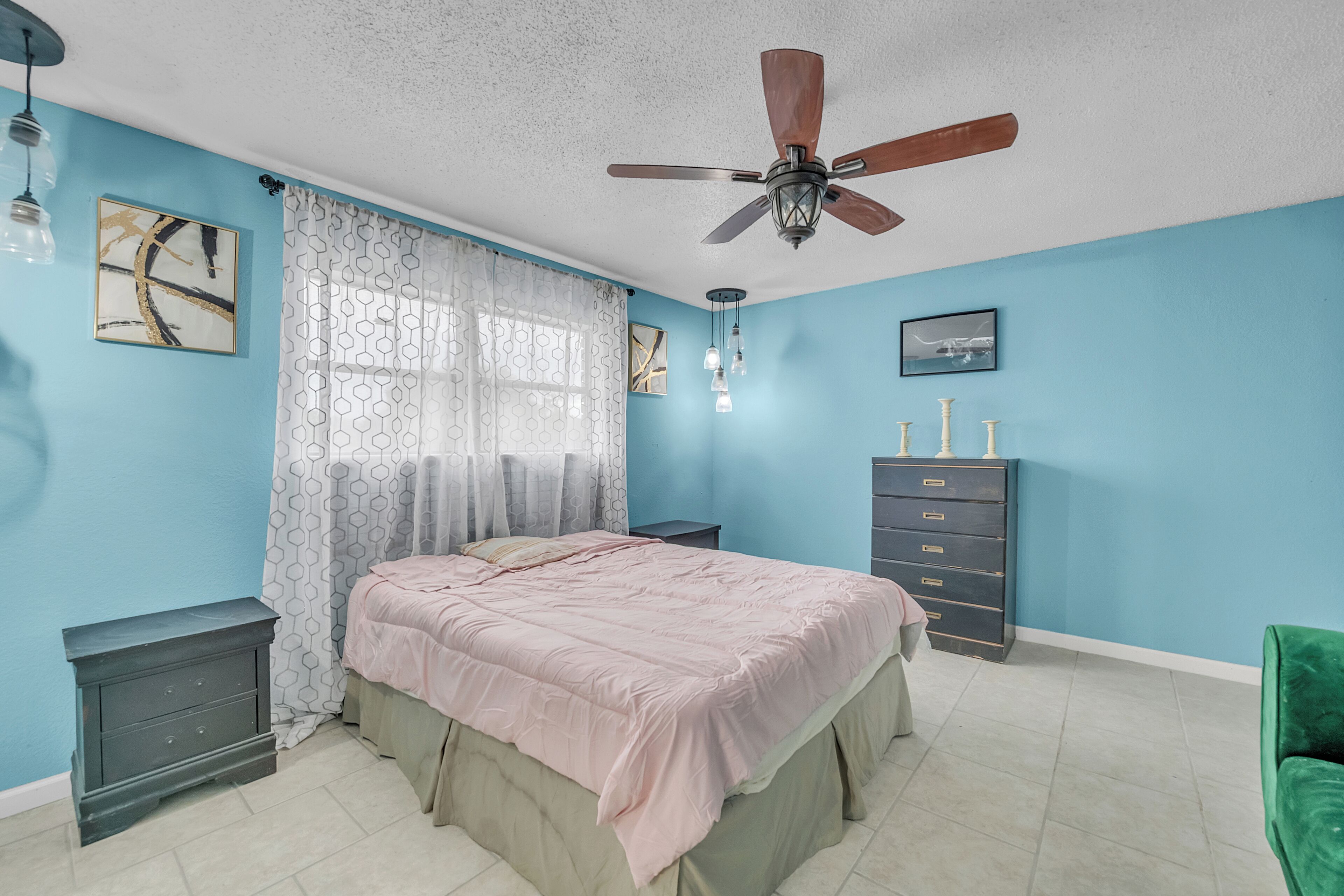 4 habitaciones, tabla de planchar con plancha, wifi y ropa de cama 